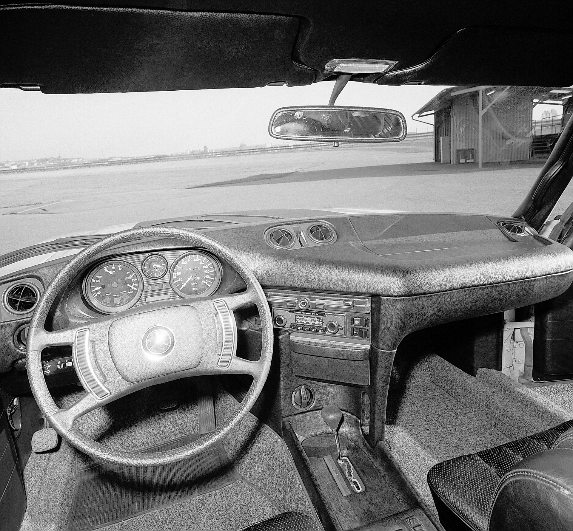 Mercedes-Benz отмечает 50-летие машины с четырьмя подушками безопасности для всех пассажиров