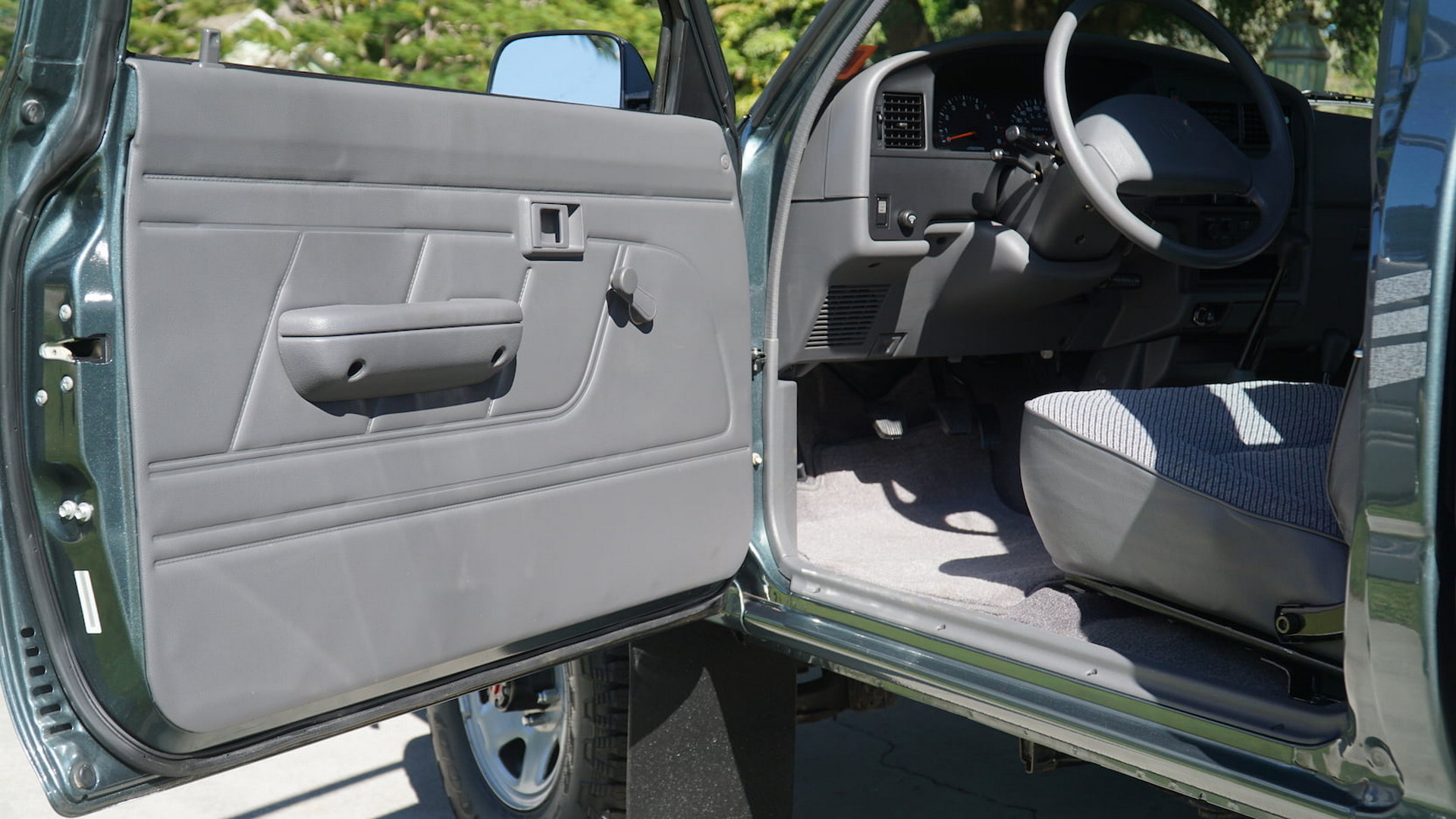 Як новий: на аукціон виставлений 28-річний пікап Toyota Hilux з пробігом всього 150 км
