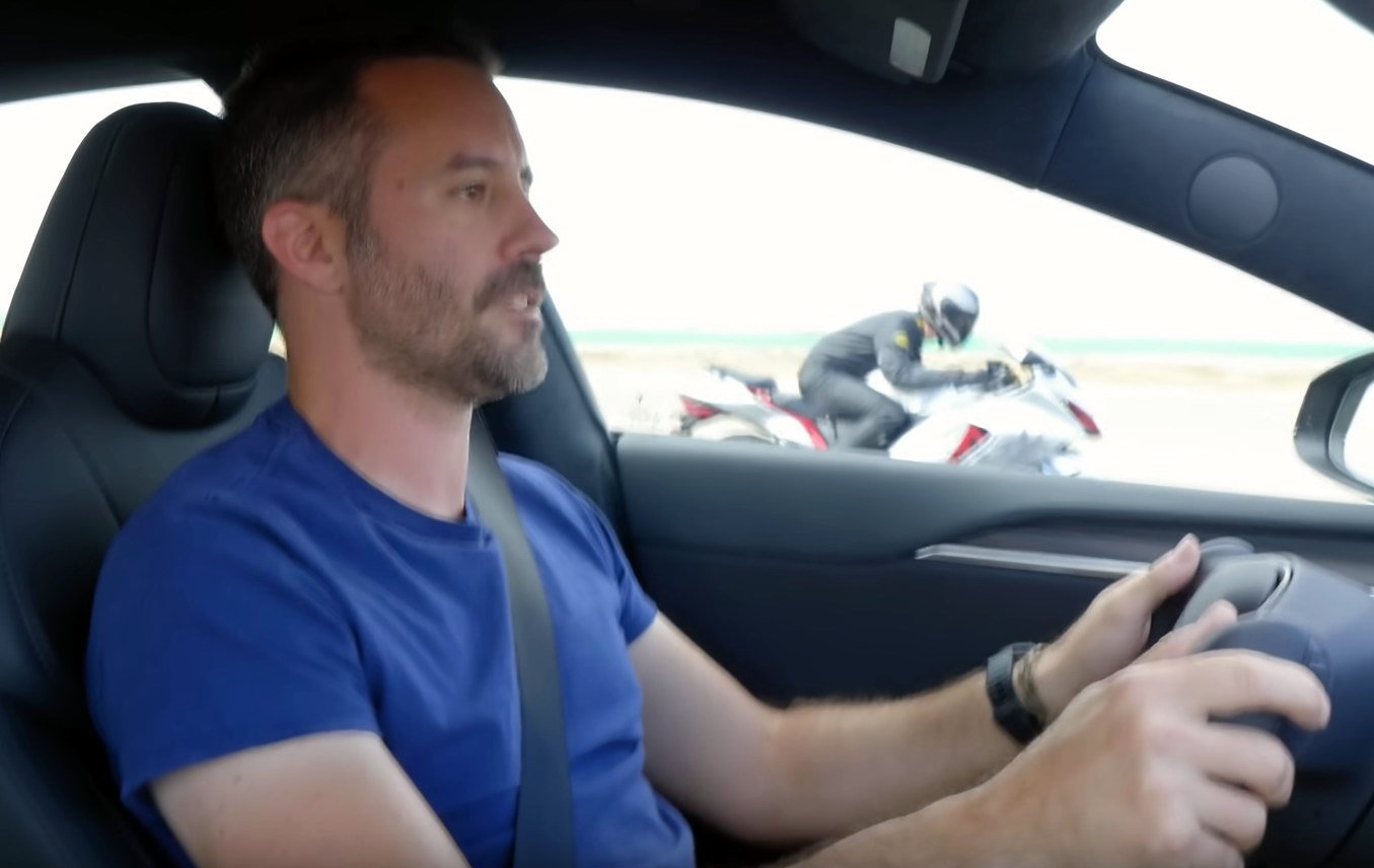 Двое на одного: 1000-сильная Tesla Model S сразилась с двумя самыми быстрыми супербайками мира