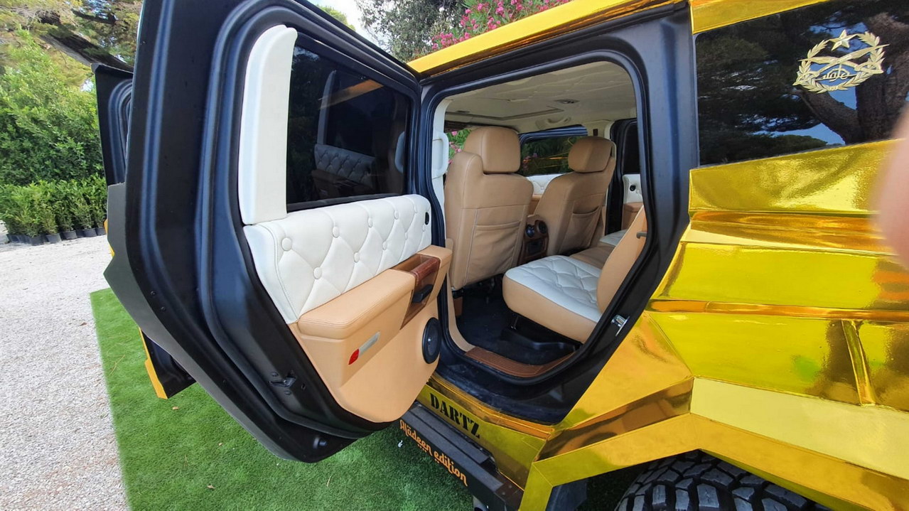 Золотой внедорожник за недорого: продается броневик на базе Hummer H2 из фильма &quot;Диктатор&quot;