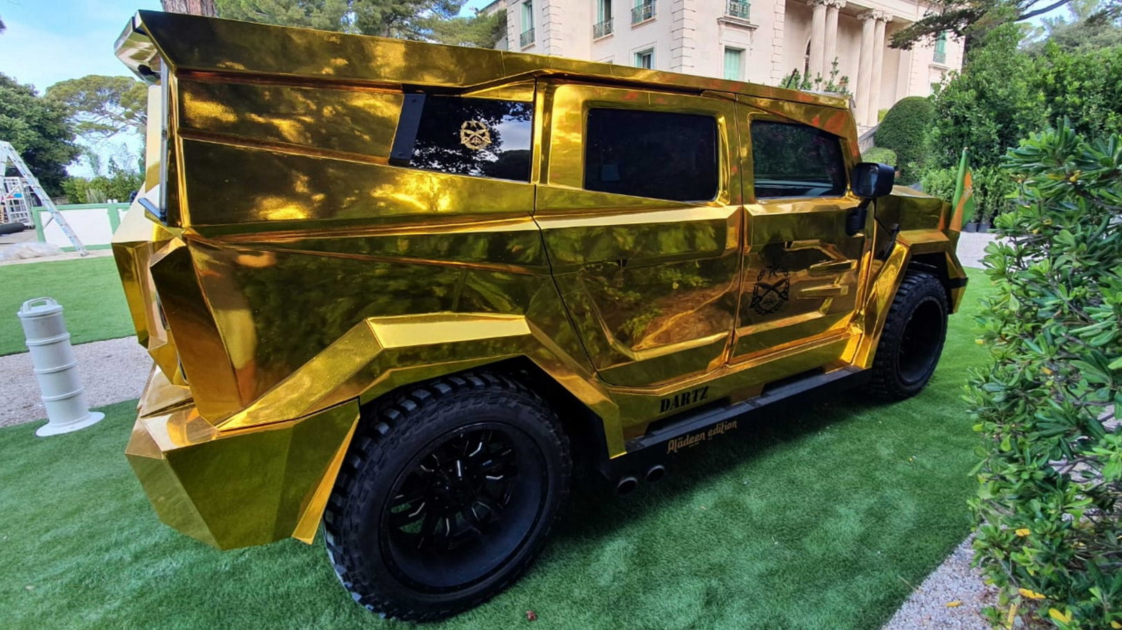 Золотой внедорожник за недорого: продается броневик на базе Hummer H2 из фильма &quot;Диктатор&quot;