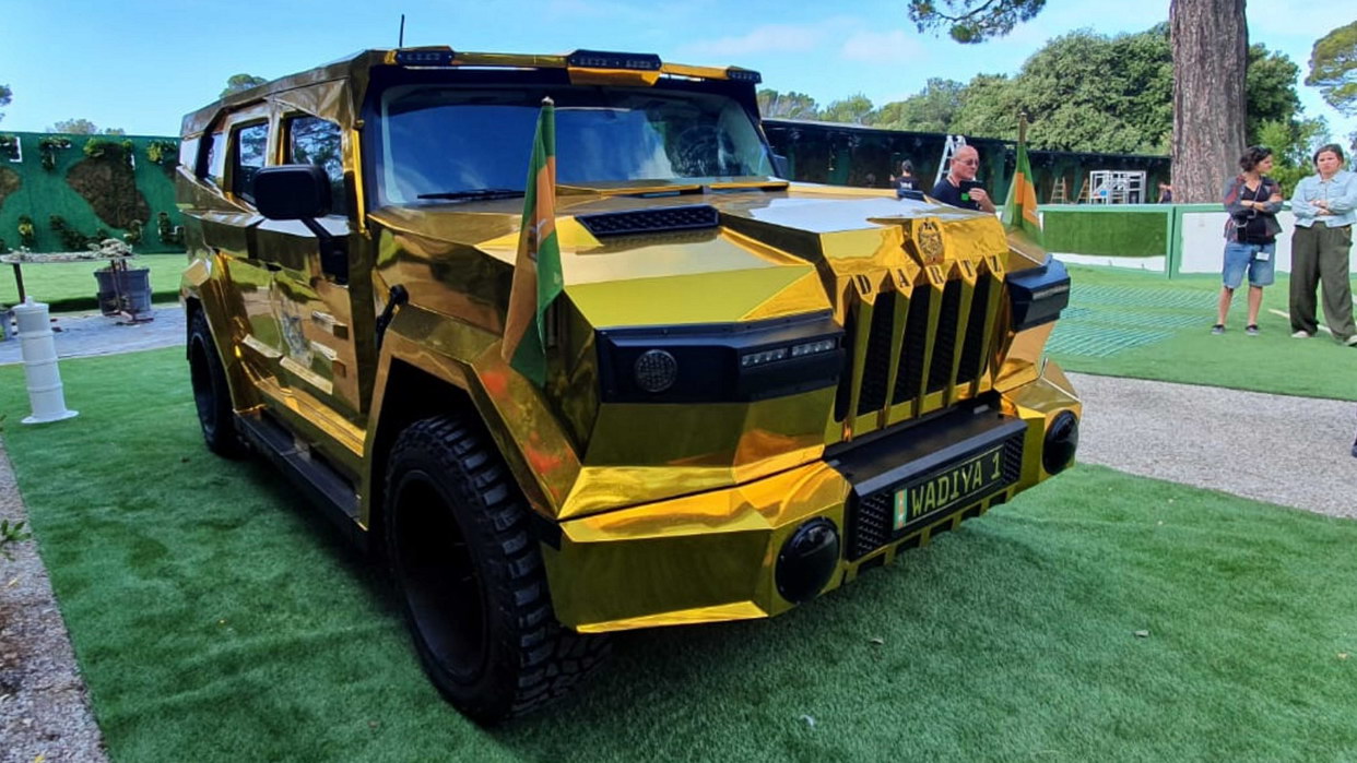 Золотой внедорожник за недорого: продается броневик на базе Hummer H2 из фильма &quot;Диктатор&quot;