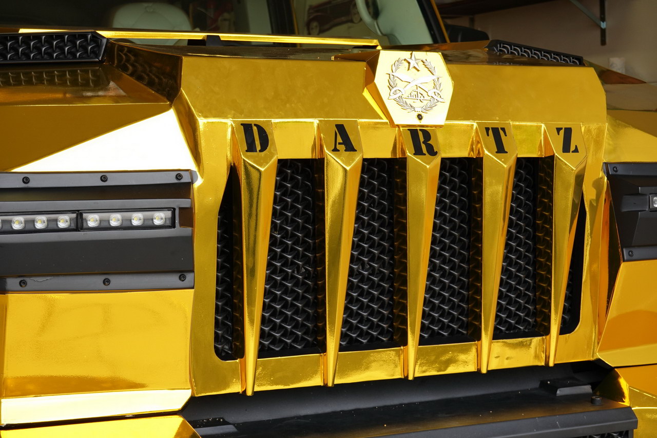 Золотой внедорожник за недорого: продается броневик на базе Hummer H2 из фильма &quot;Диктатор&quot;