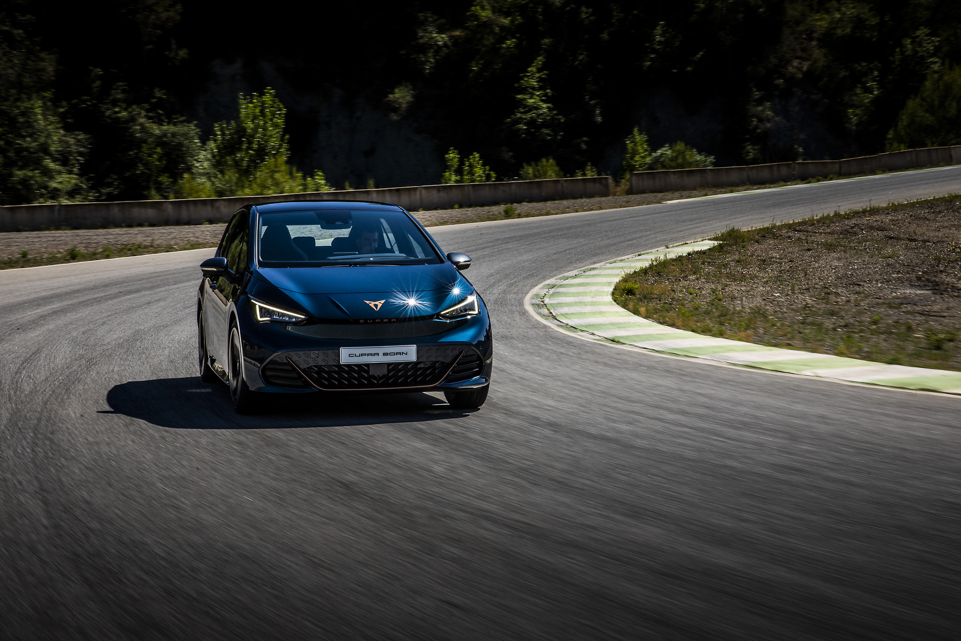 Подключили гонщиков: Cupra создает быстрый электрический кроссовер с помощью спортсменов