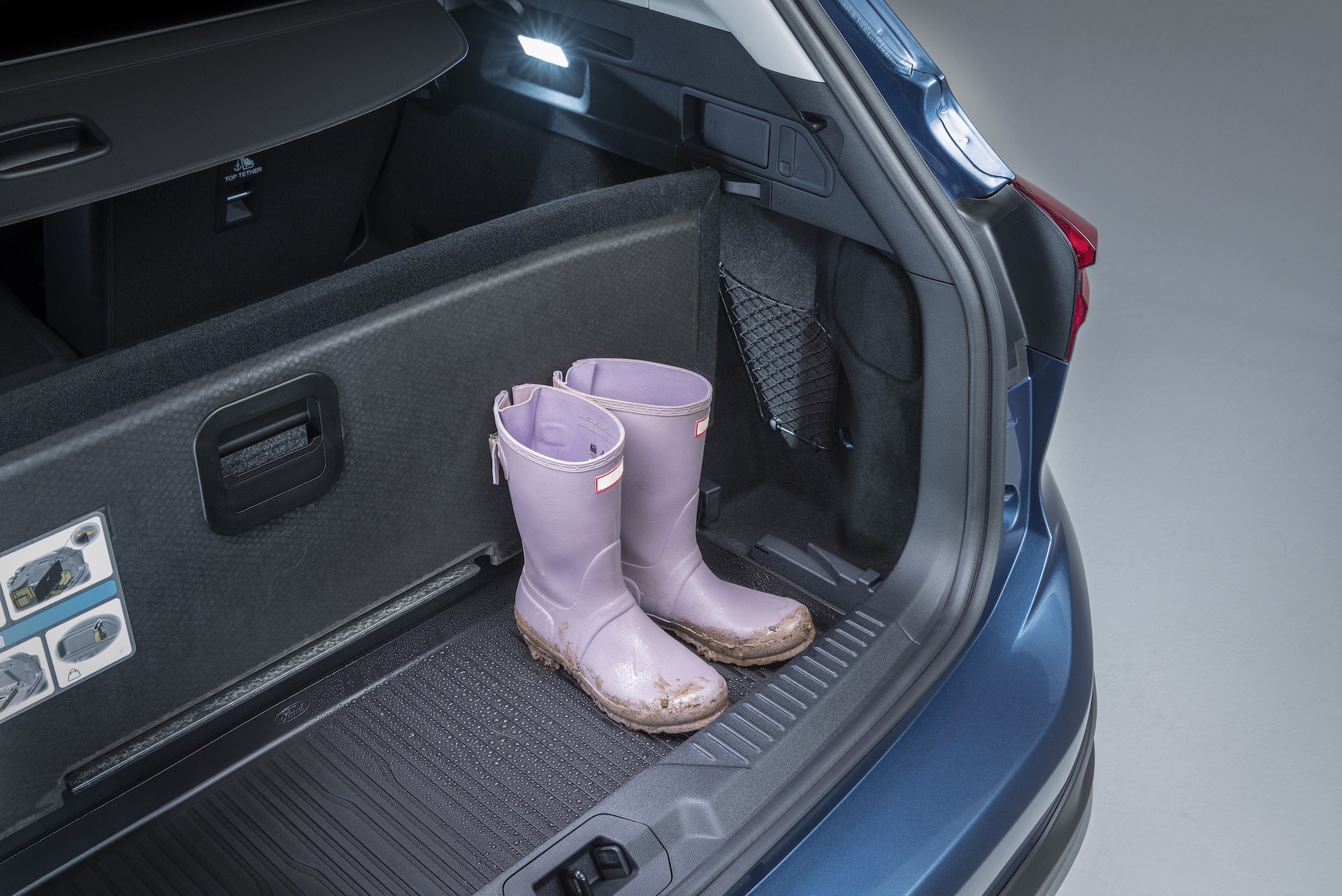 Огромный дисплей и новая оптика: представлен обновленный Ford Focus