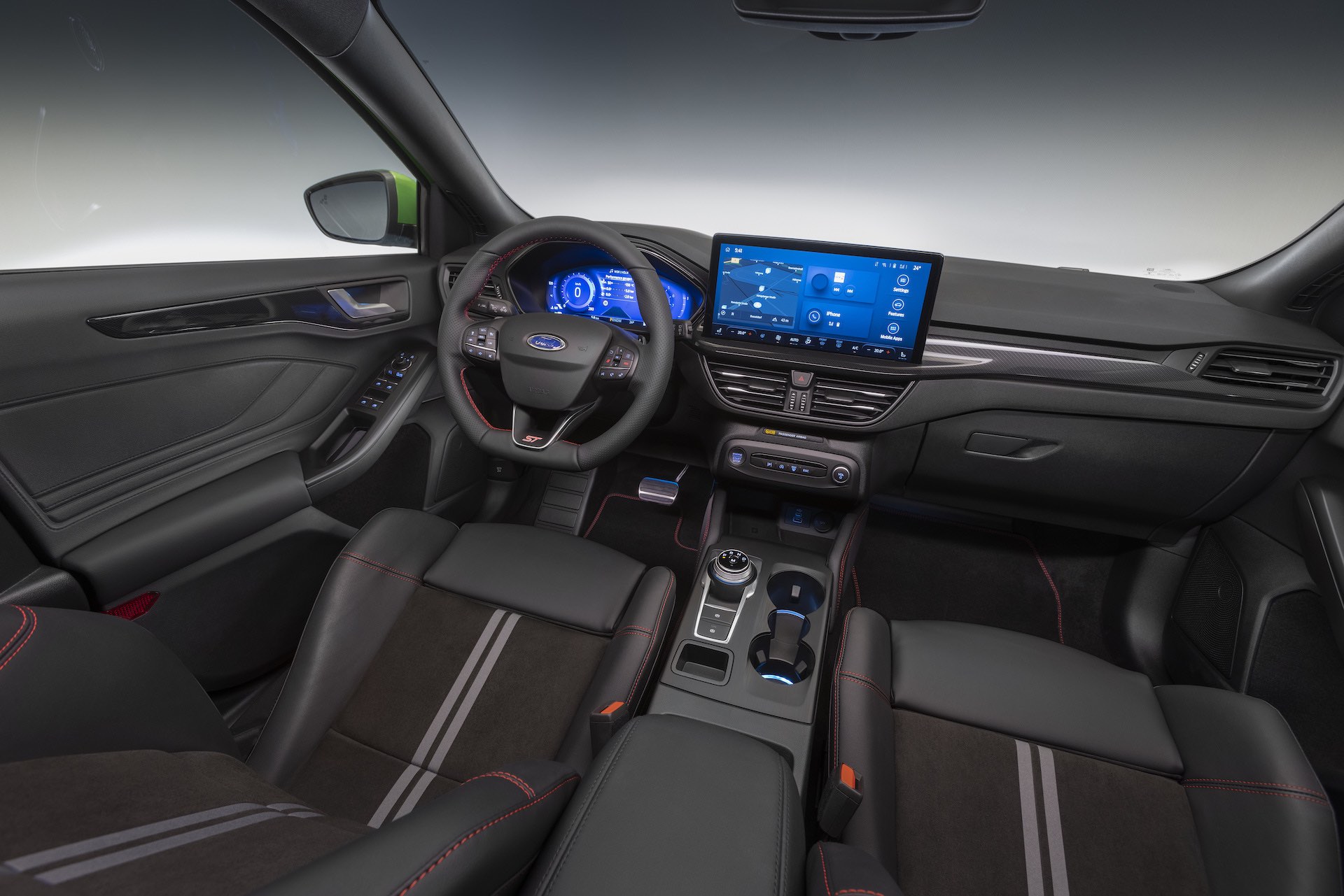 Огромный дисплей и новая оптика: представлен обновленный Ford Focus