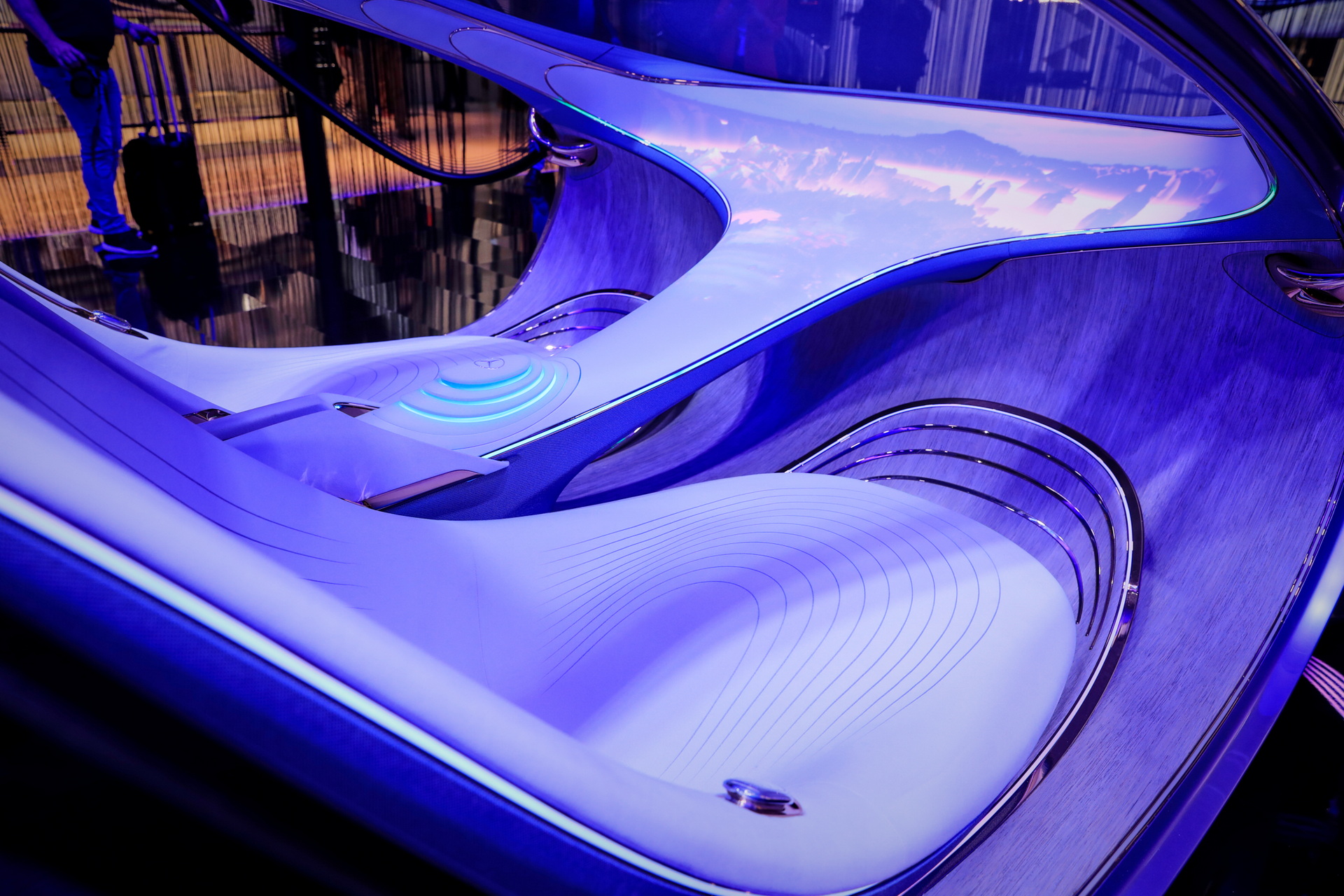 Новим концепт-каром Mercedes-Benz Vision AVTR можна керувати силою думки