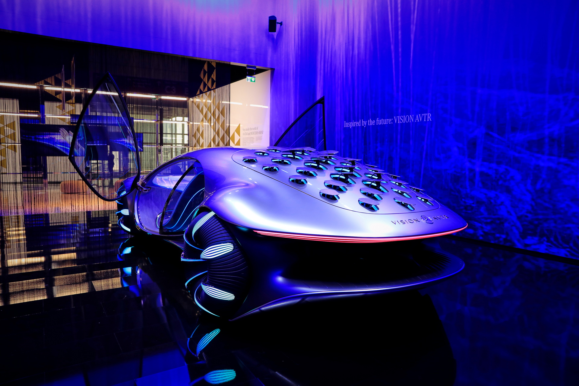 Новим концепт-каром Mercedes-Benz Vision AVTR можна керувати силою думки