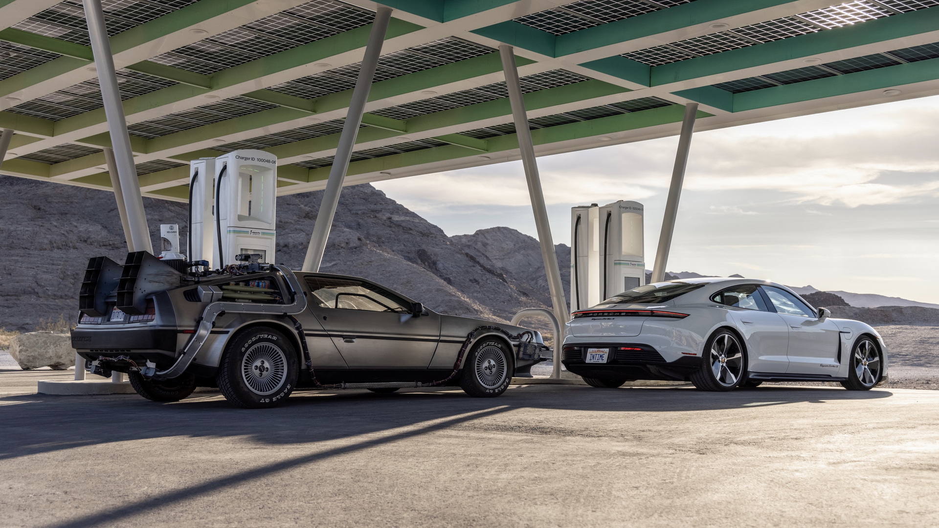 Ядерний реактор проти електромоторів: Porsche по потужності наздогнала DeLorean з "Назад в майбутнє"