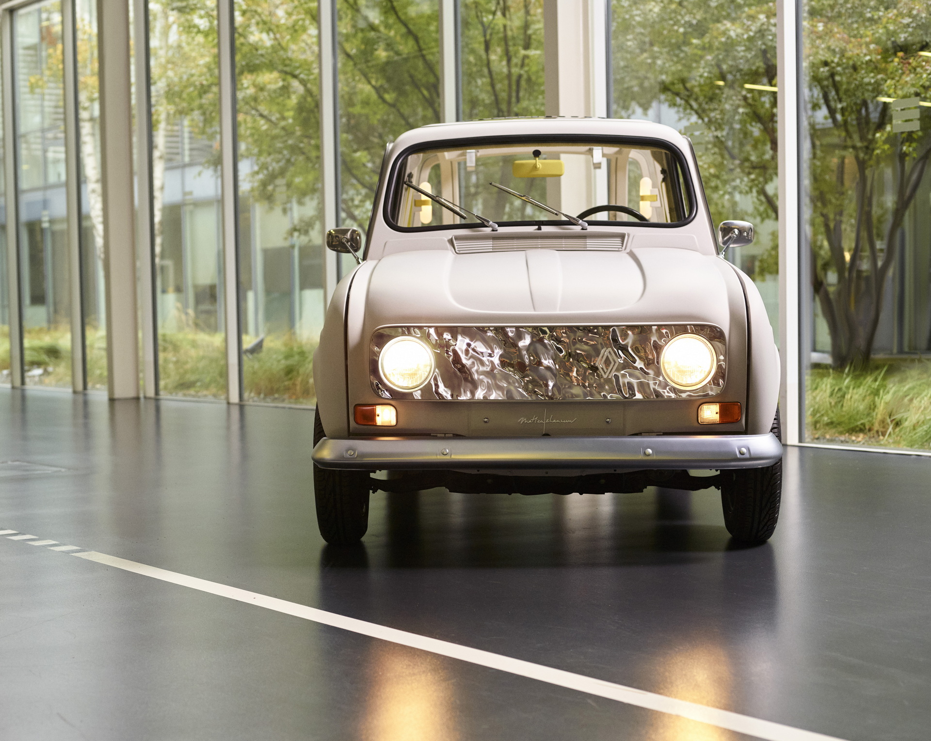 Электрический хэтчбек Renault 4 получил прозрачный кузов