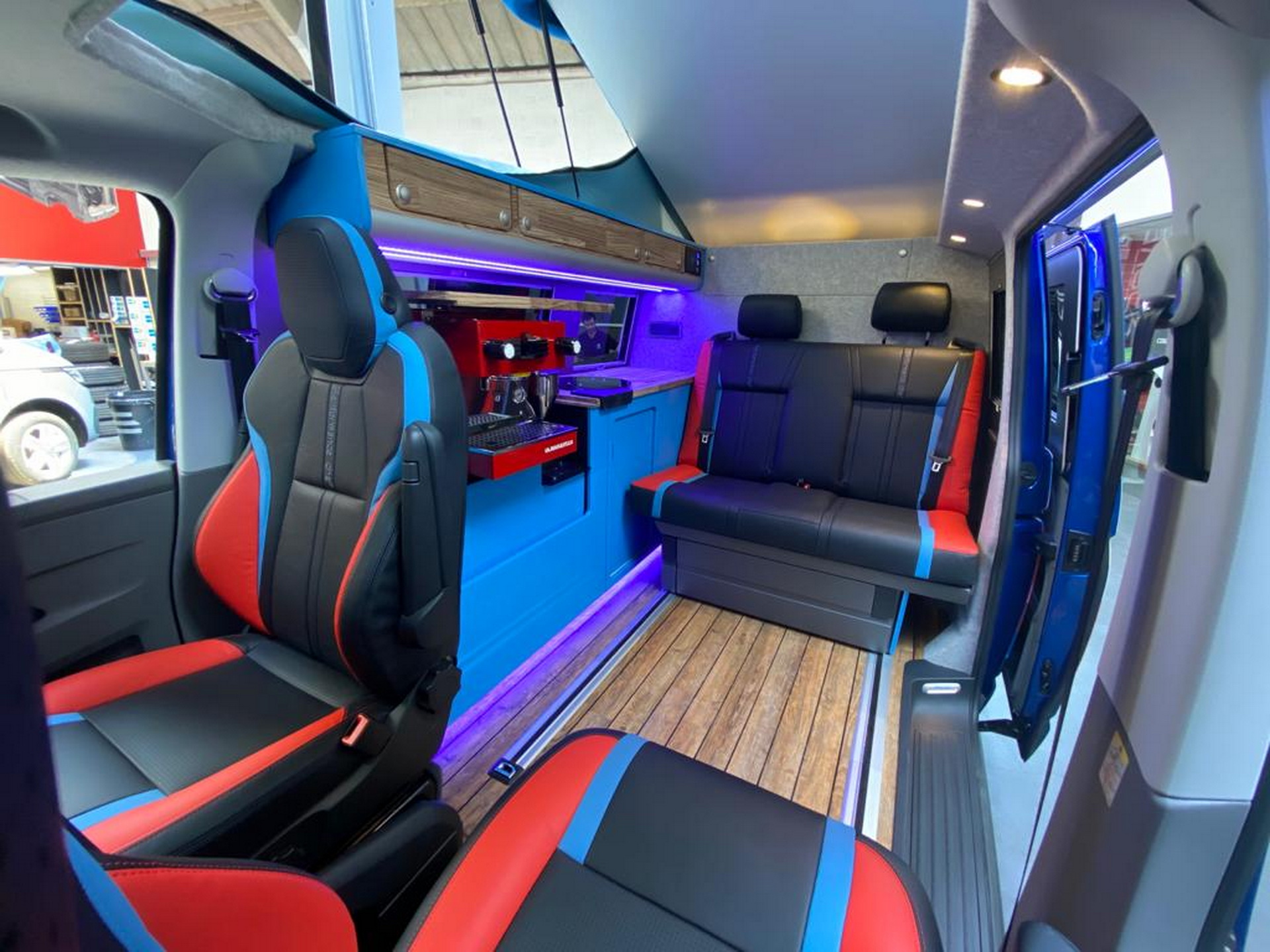 Кава-машина: Volkswagen Transporter перетворили на кухню преміум-класу для мішленівського шеф-кухаря