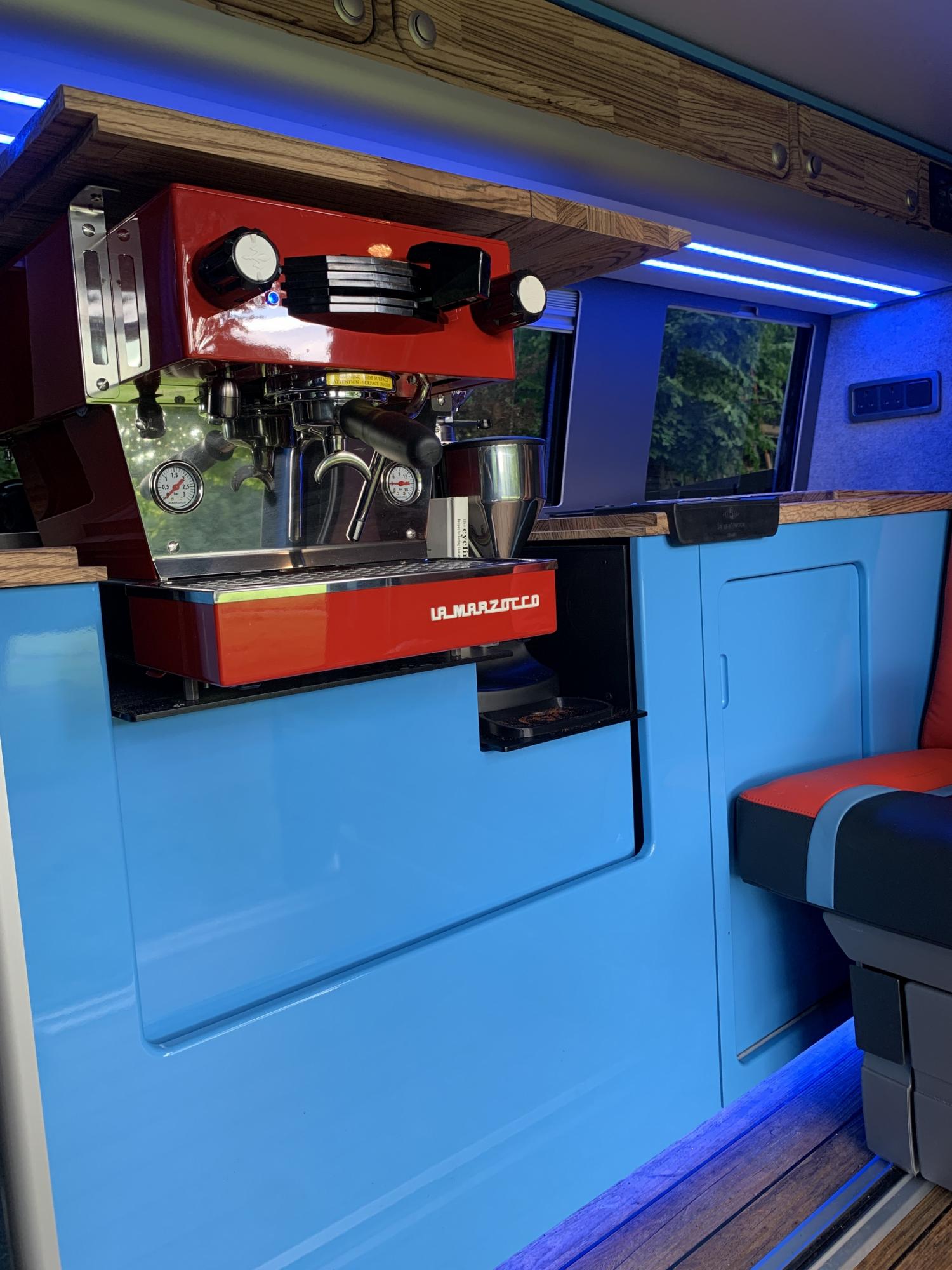 Кава-машина: Volkswagen Transporter перетворили на кухню преміум-класу для мішленівського шеф-кухаря