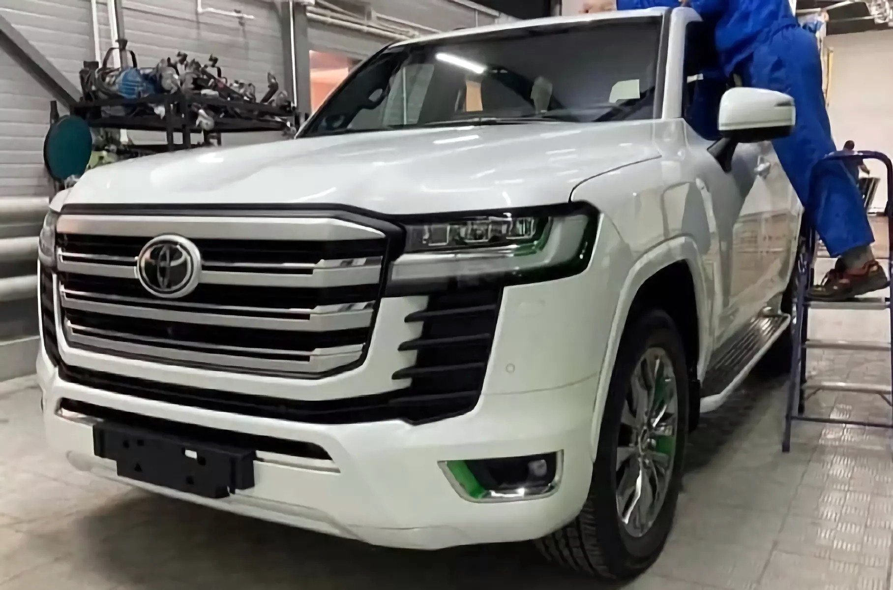 Toyota Land Cruiser 300  Toyota зупиняє заводи в Японії, черга на позашляховик Land Cruiser 300 розтягнулася на 4 роки