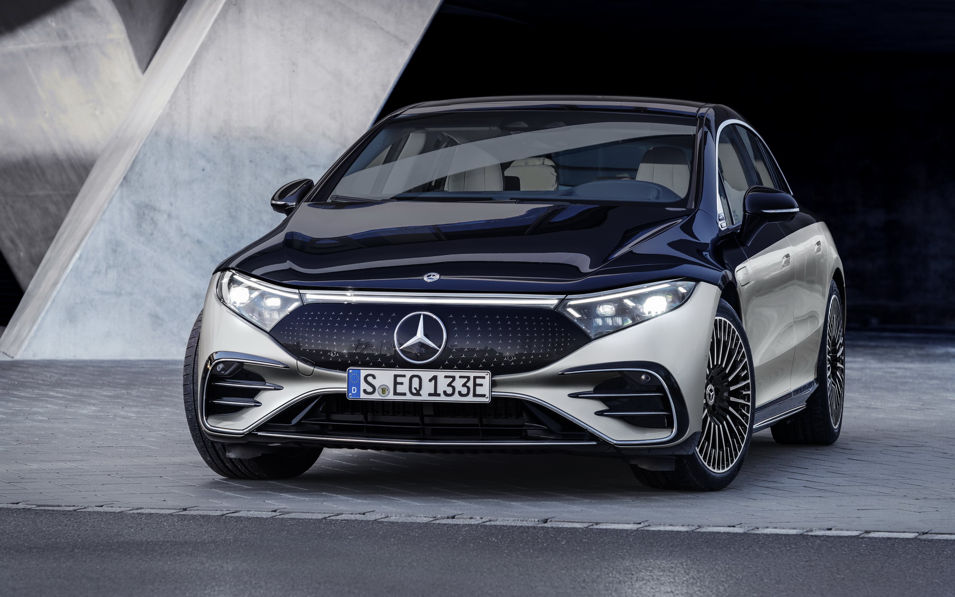 Tesla би дозволила: Mercedes відкликає дві флагманські моделі через небезпечну функцію мультимедіа