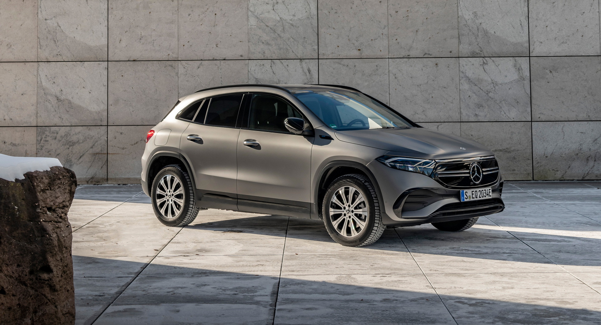 И два колеса в нагрузку: электрокроссовер Mercedes EQA предлагают по подписке в паре с электровелосипедом