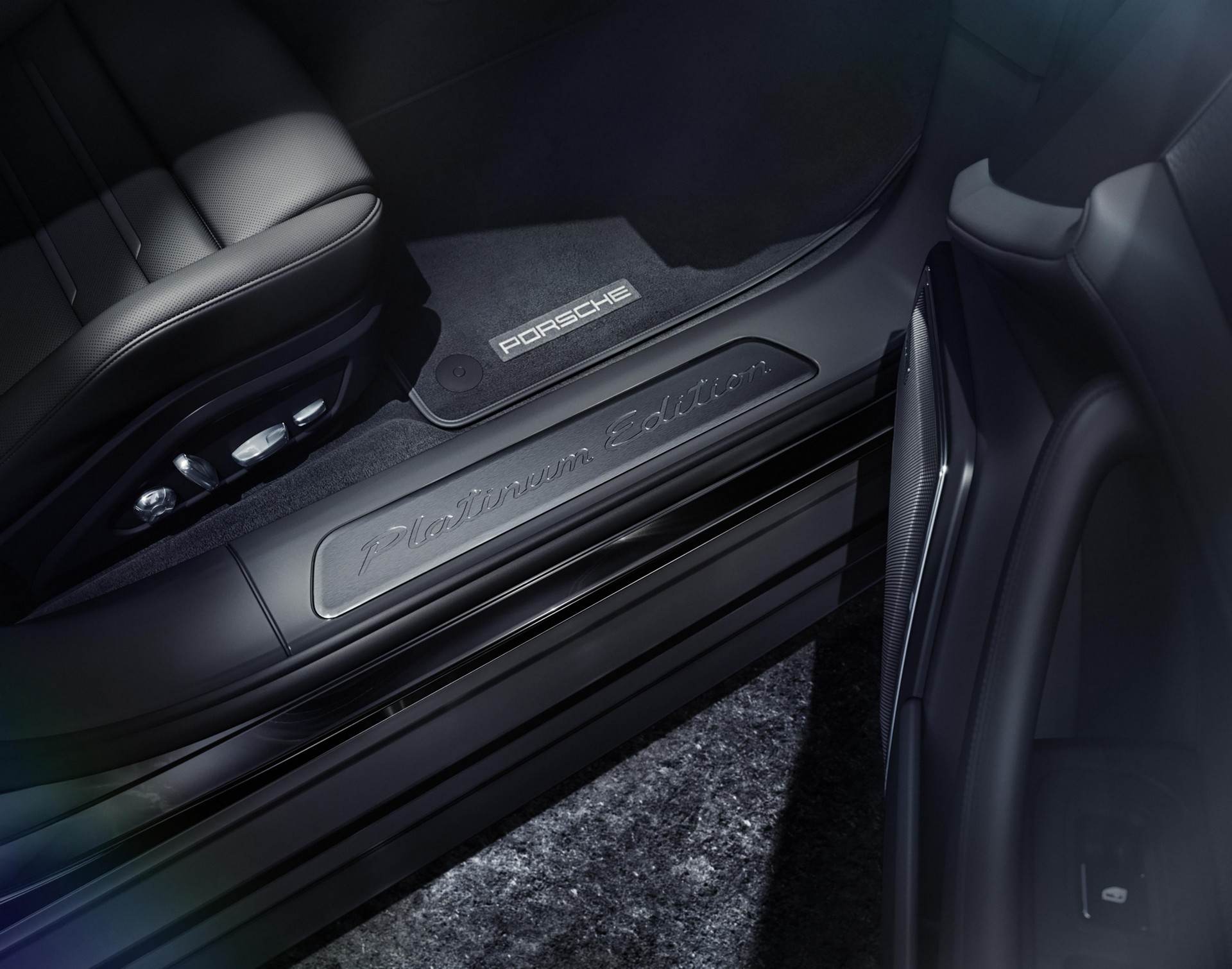 Porsche показала "платинову" Panamera