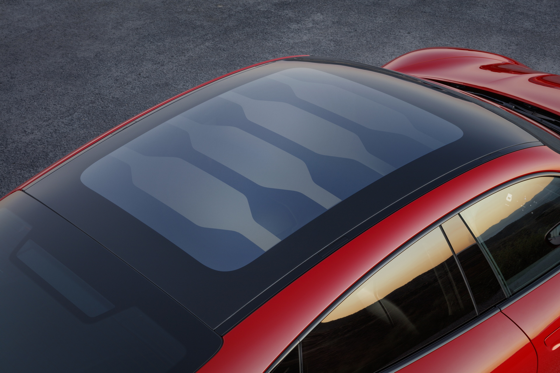 Для спорта и холодильников: Porsche показала сразу две новые версии электромобиля Taycan