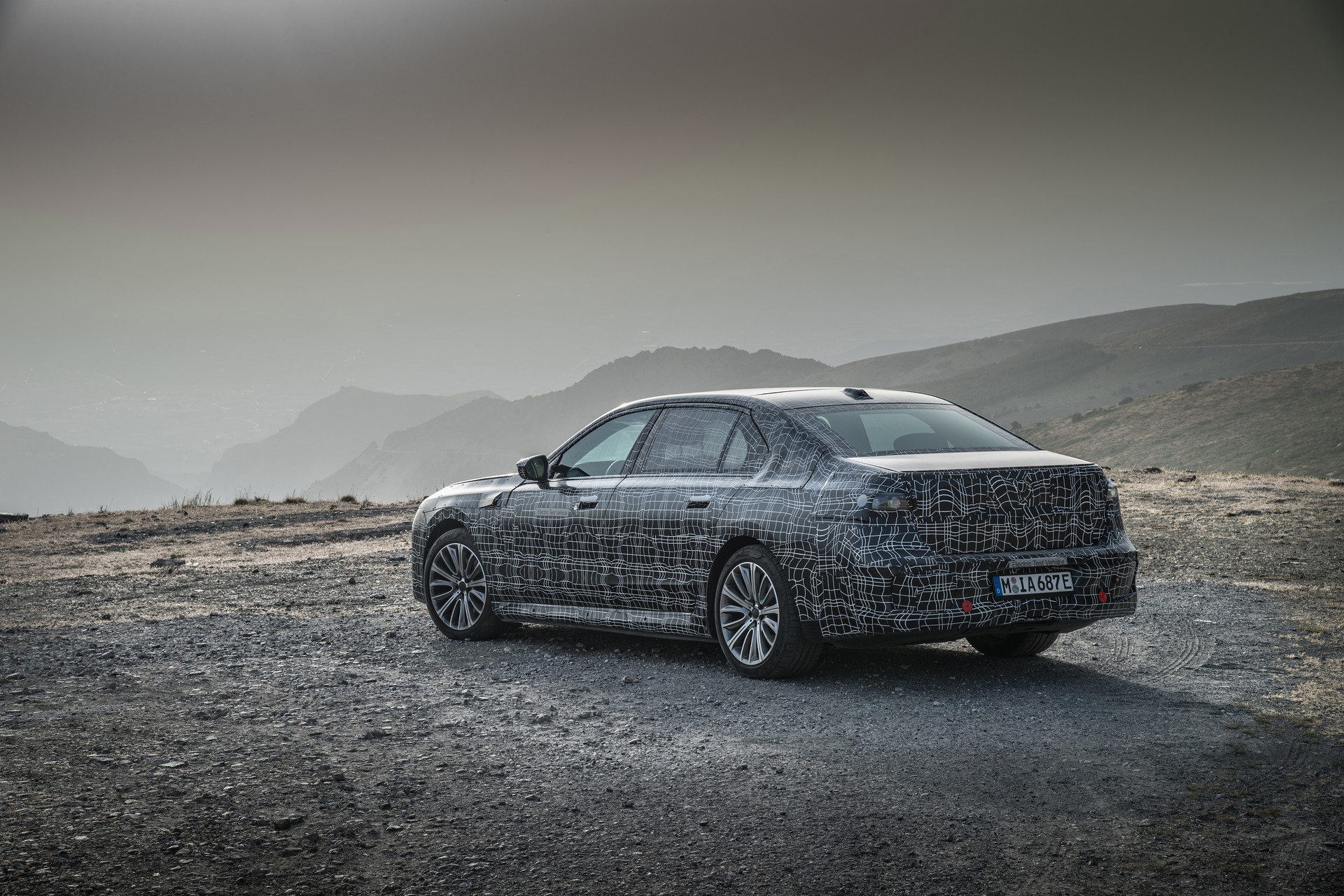 700 км без підзарядки та 750 сил: найдорожчий електрокар BMW показали на фото та відео