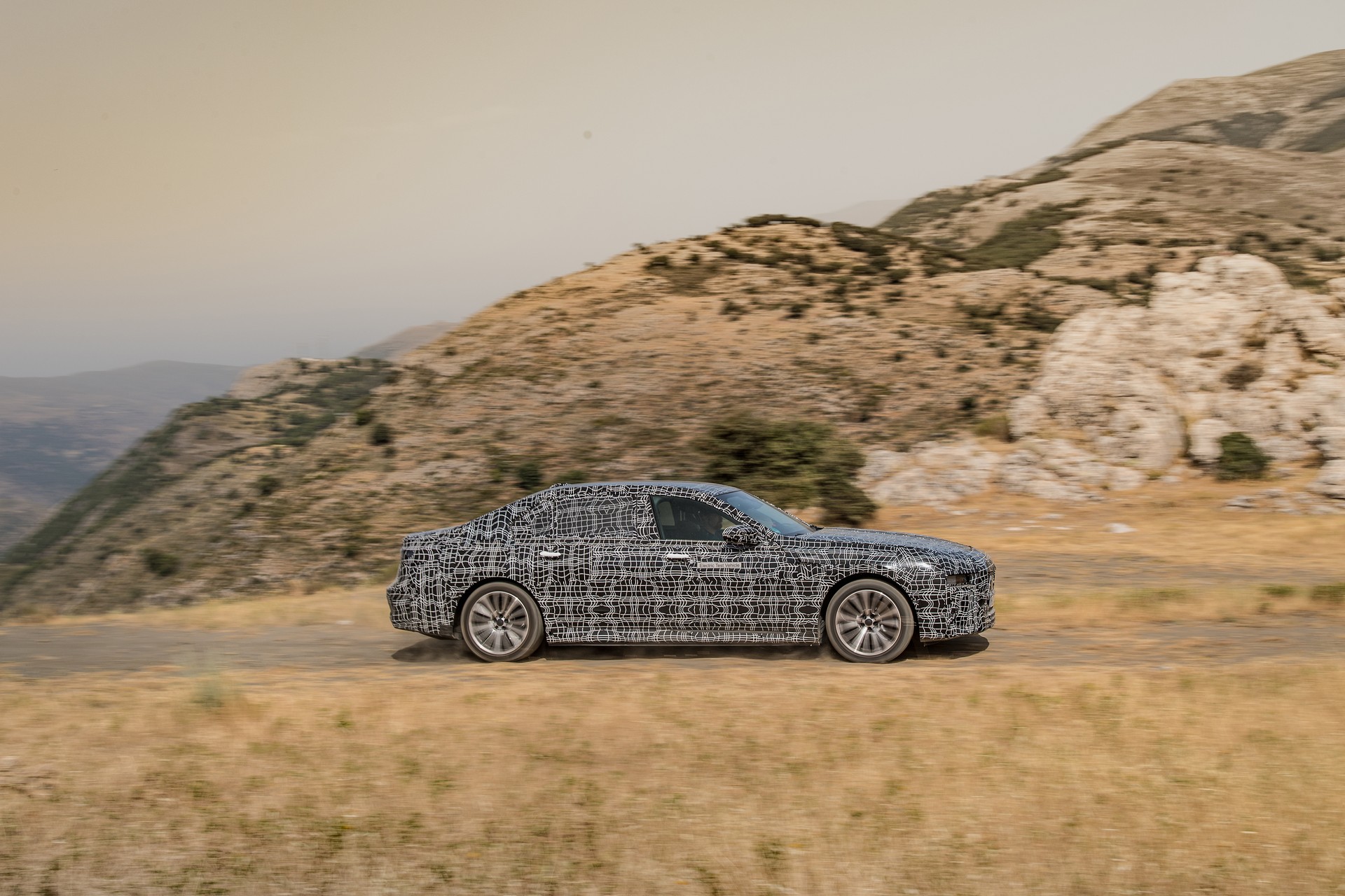 700 км без підзарядки та 750 сил: найдорожчий електрокар BMW показали на фото та відео