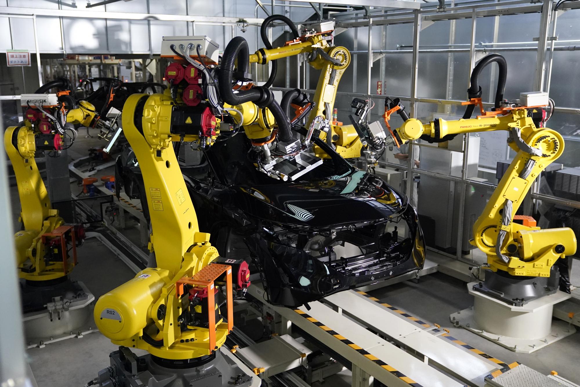 Nissan научил роботов контролировать качество сборки автомобилей