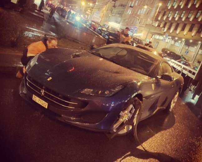 Номера швейцарские – эвакуатор украинский: в Киеве на штрафплощадку эвакуировали дорогой суперкар Ferrari