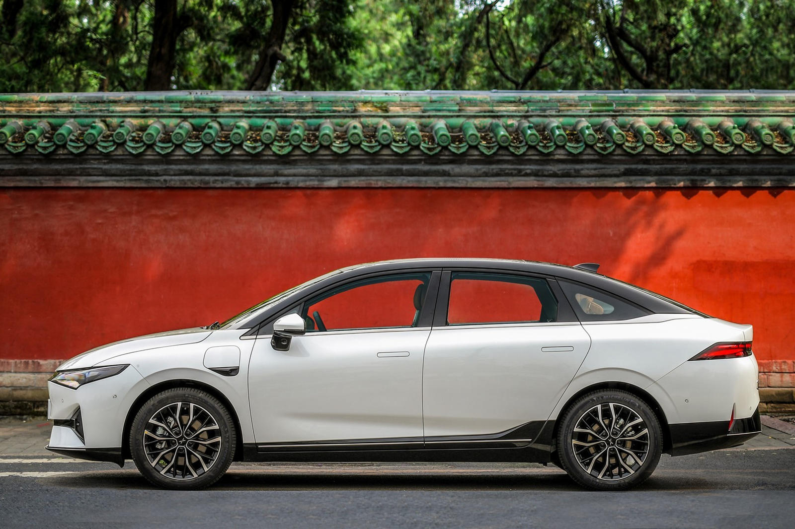 Опередивший Tesla и Volvo: китайцы показали первый в мире электромобиль с лазерным автопилотом