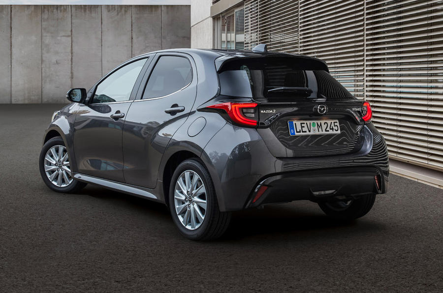 Гибрид на двоих: Mazda показала экономичный городской автомобиль на базе Toyota