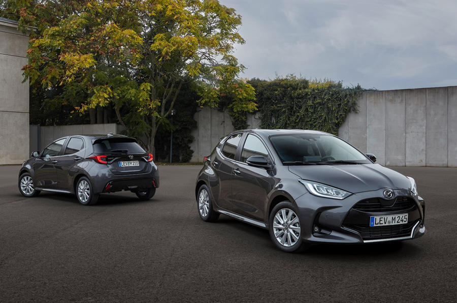 Гибрид на двоих: Mazda показала экономичный городской автомобиль на базе Toyota