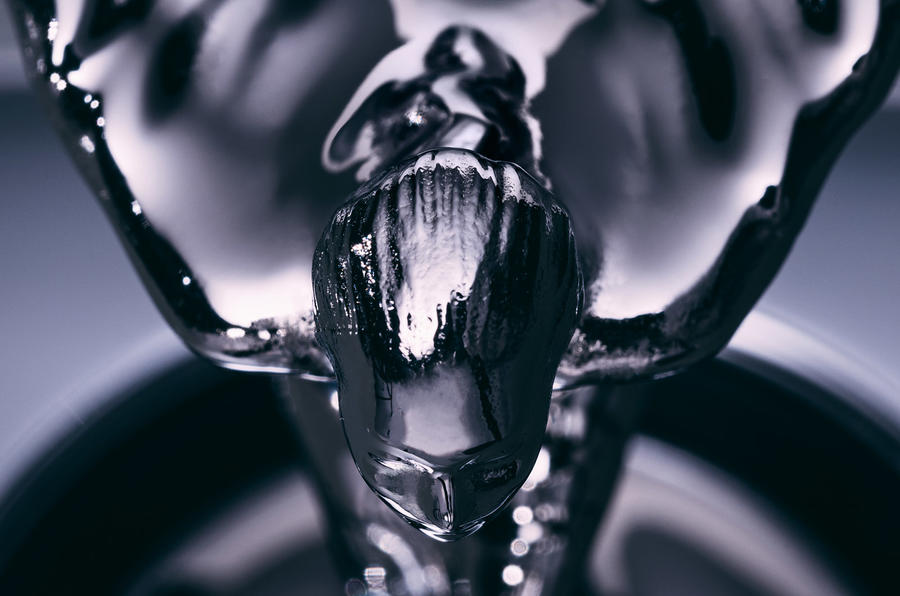 Всьому виною електромобілі: Rolls-Royce серйозно змінив легендарну емблему &quot;Дух екстазу&quot;