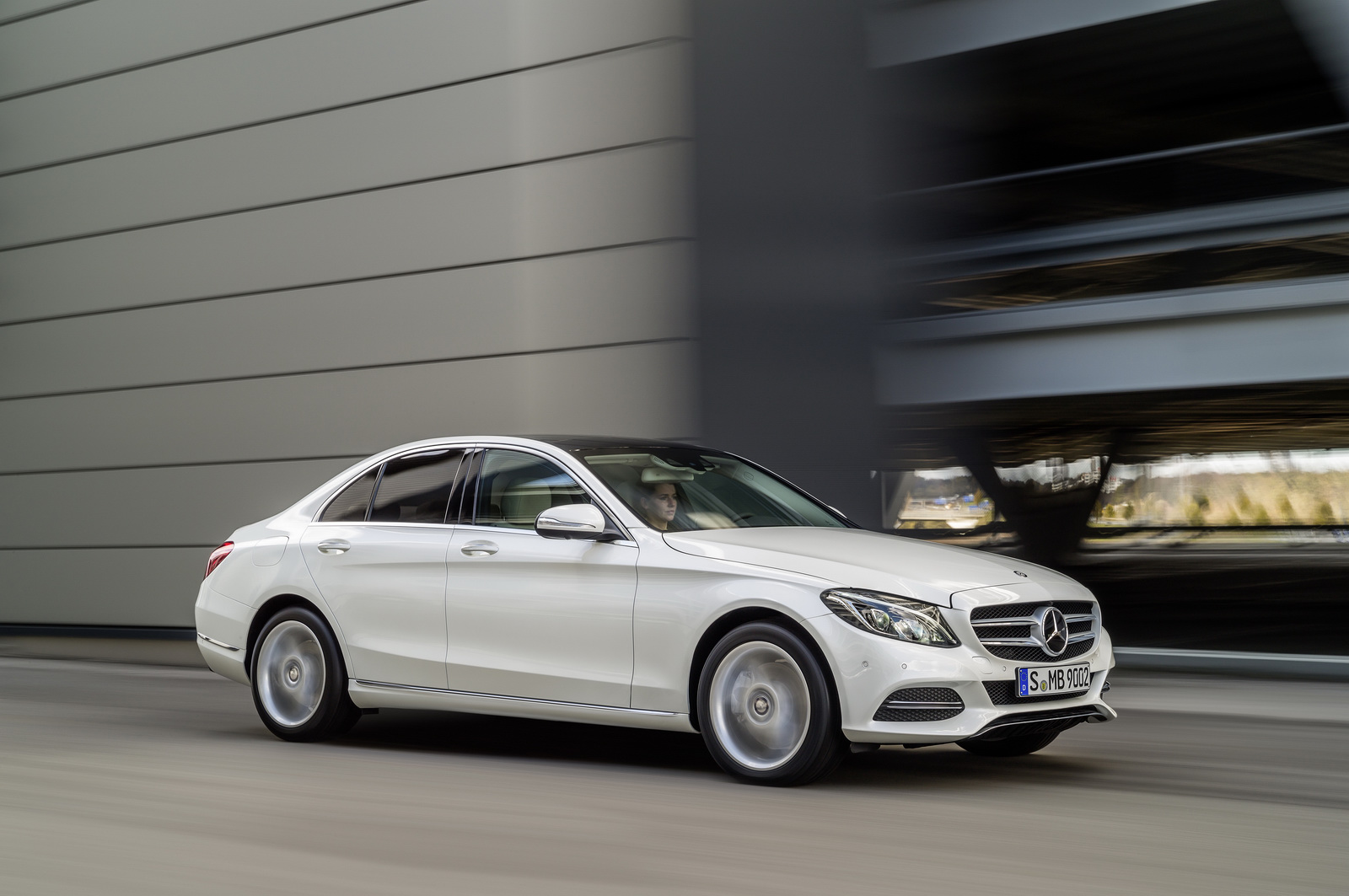 Mercedes-Benz попал в новый "дизельный" скандал: стало известно, насколько занижались нормы