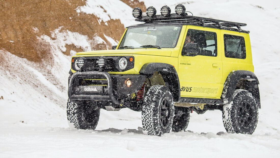 Всього 12 позашляховиків: Suzuki Jimny "злетів" над дорогою на 40 сантиметрів