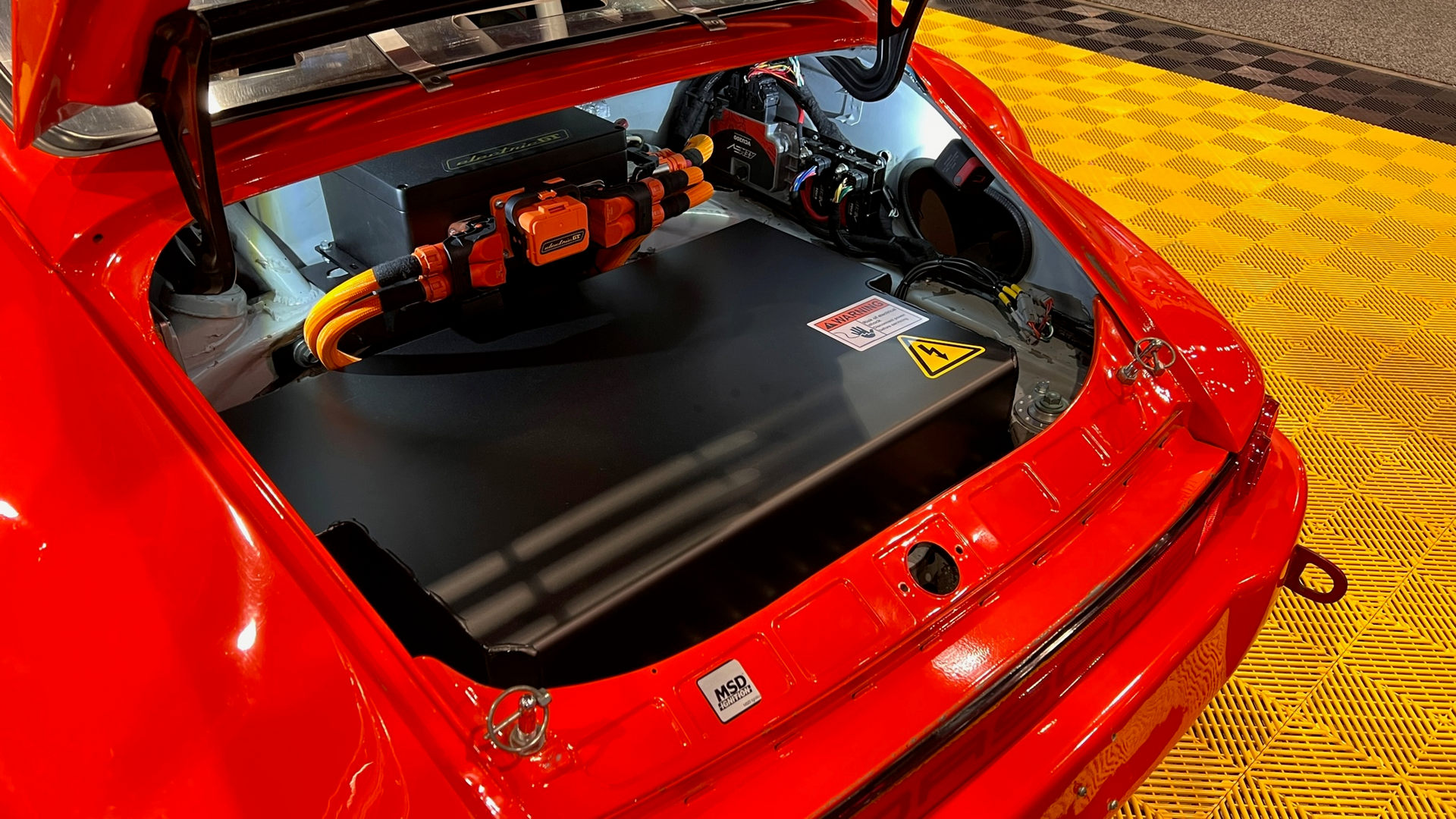 З серцем ворога: Porsche 911 оснастили двигуном від Tesla