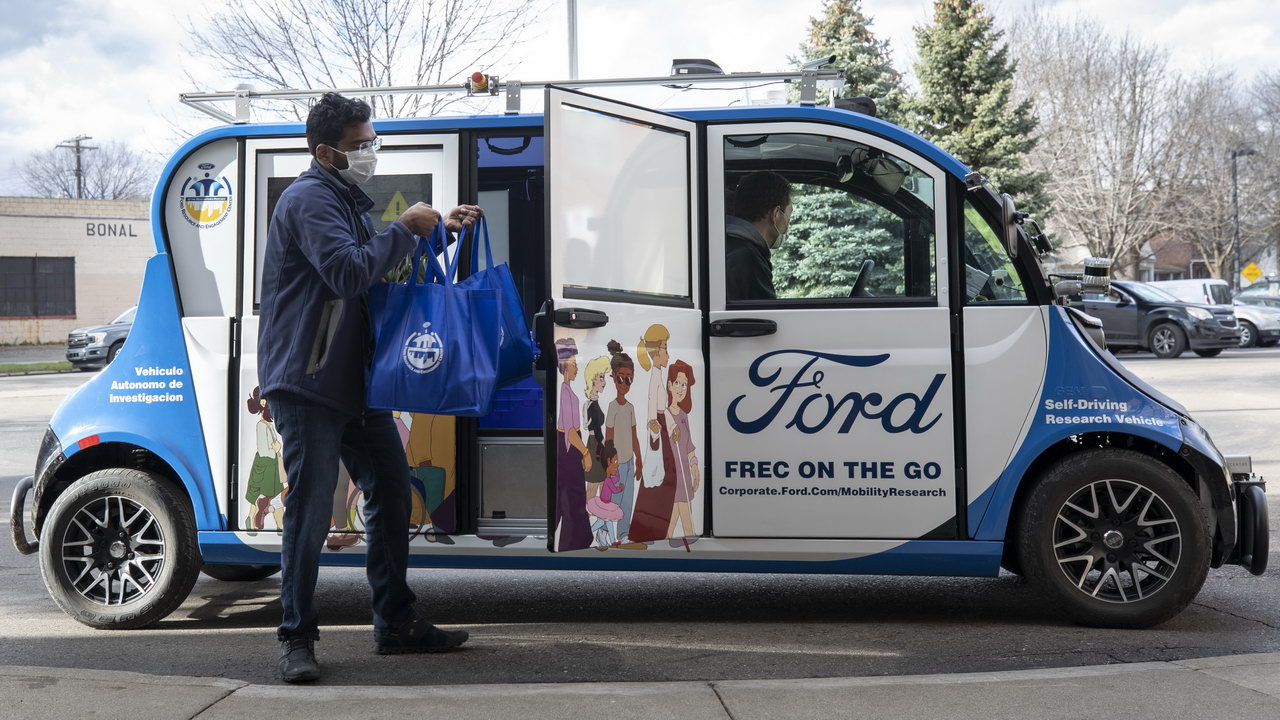 Подарунок на Різдво: Ford запустив безпілотну доставку їжі літнім людям