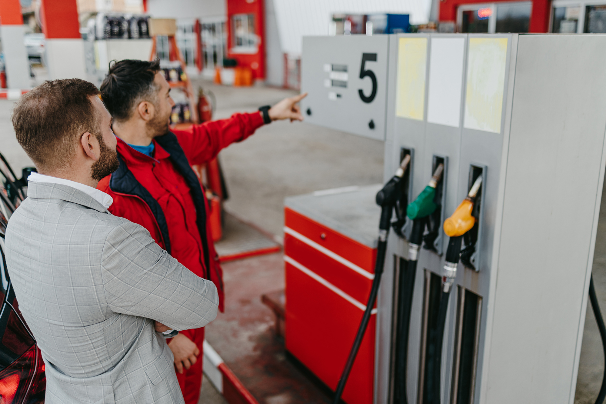 Чому авто "жере" багато пального: 5 причин, які варто знати кожному водію