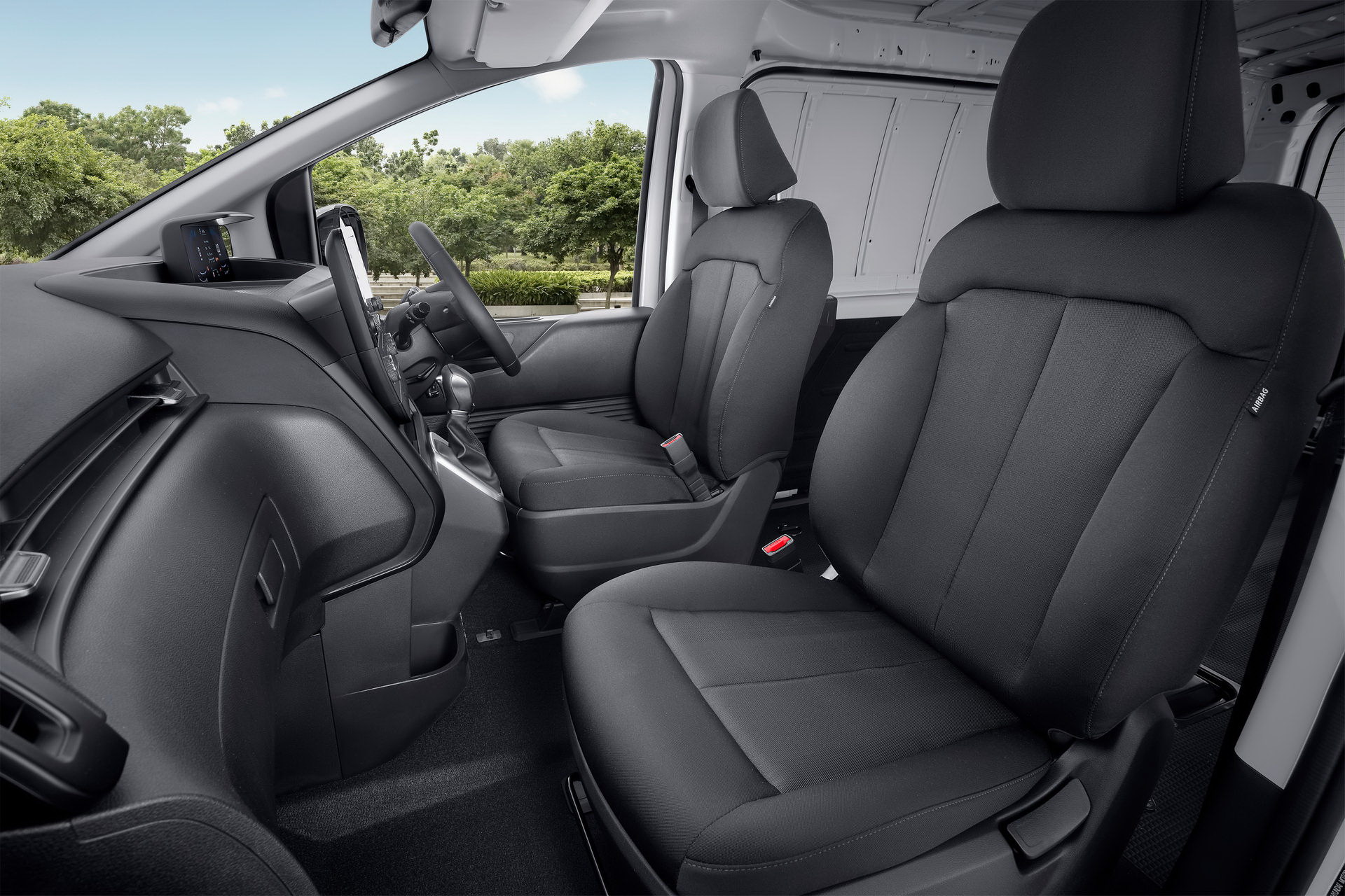 У ефектного мінівена Hyundai Staria з'явилася комерційна версія