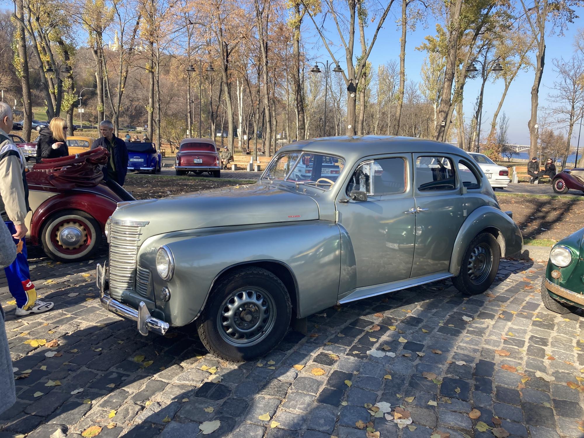 Skoda-кабріолет та 80-річні Opel: у Києві відзначили День автомобіліста виставкою ретроавтомобілів