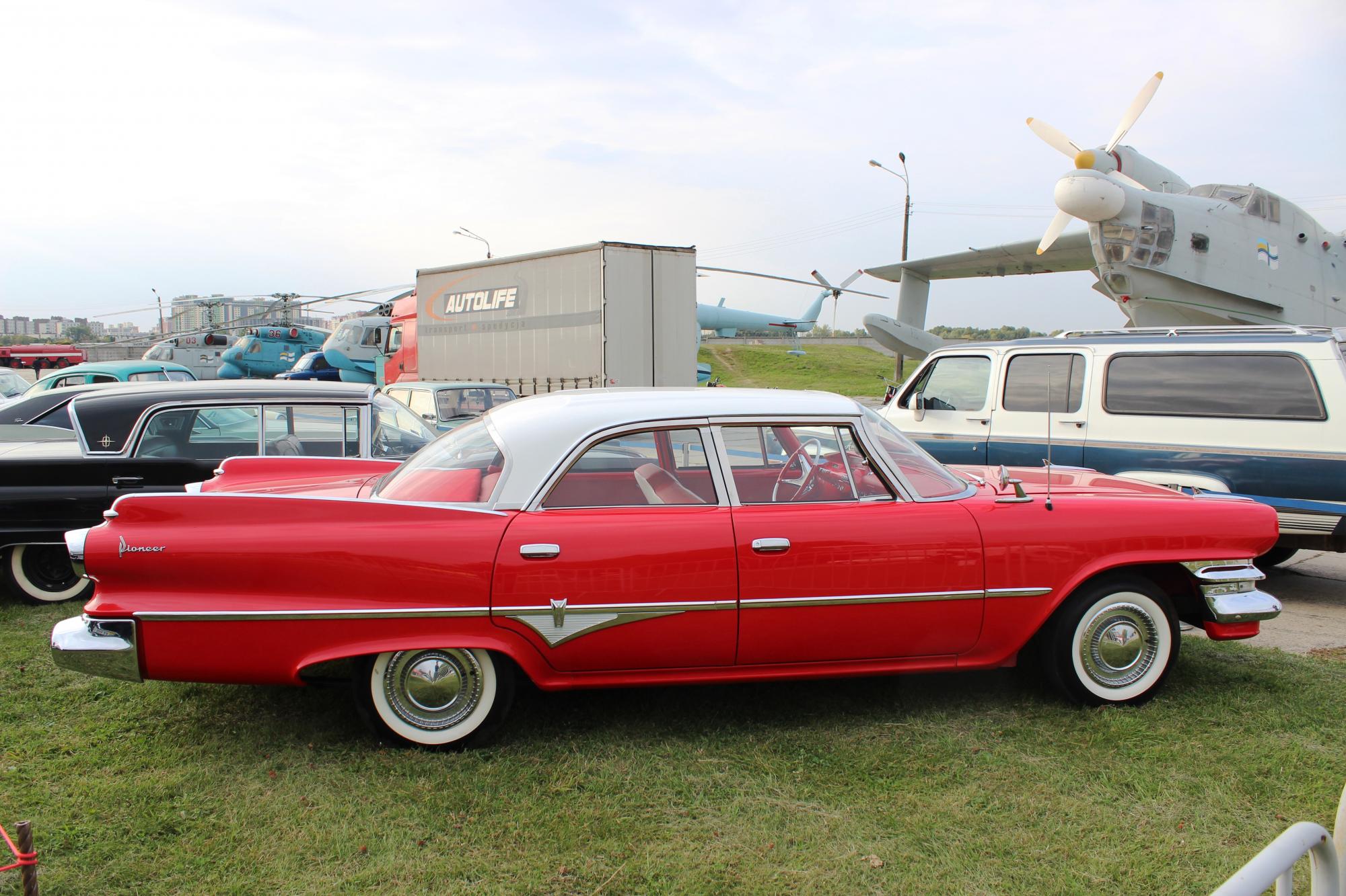 Велич Америки: найкрасивіші класичні авто з США на осінньому фестивалі OldCarLand в Києві
