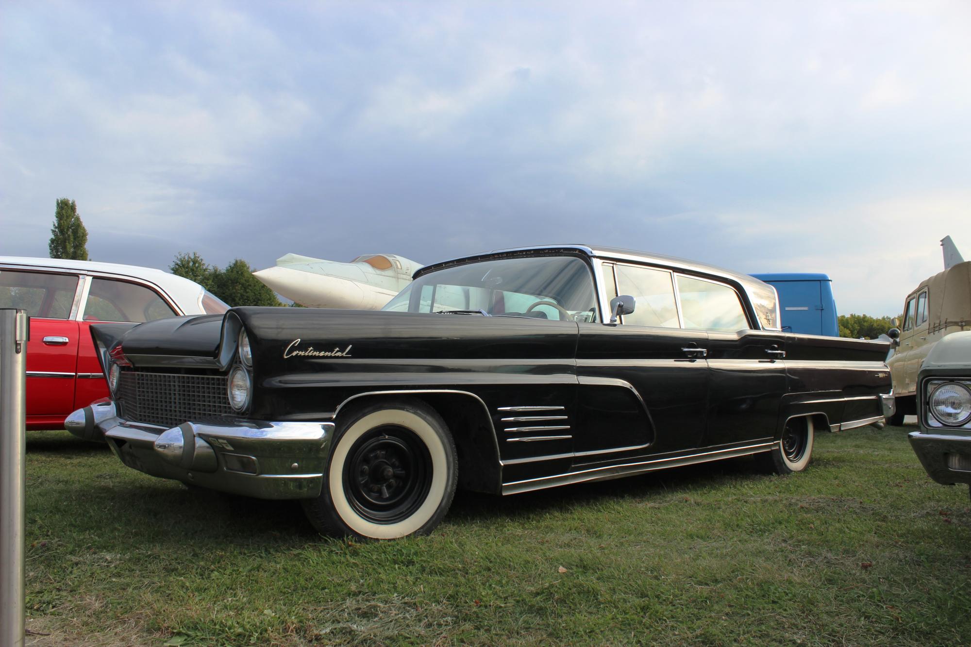 Велич Америки: найкрасивіші класичні авто з США на осінньому фестивалі OldCarLand в Києві