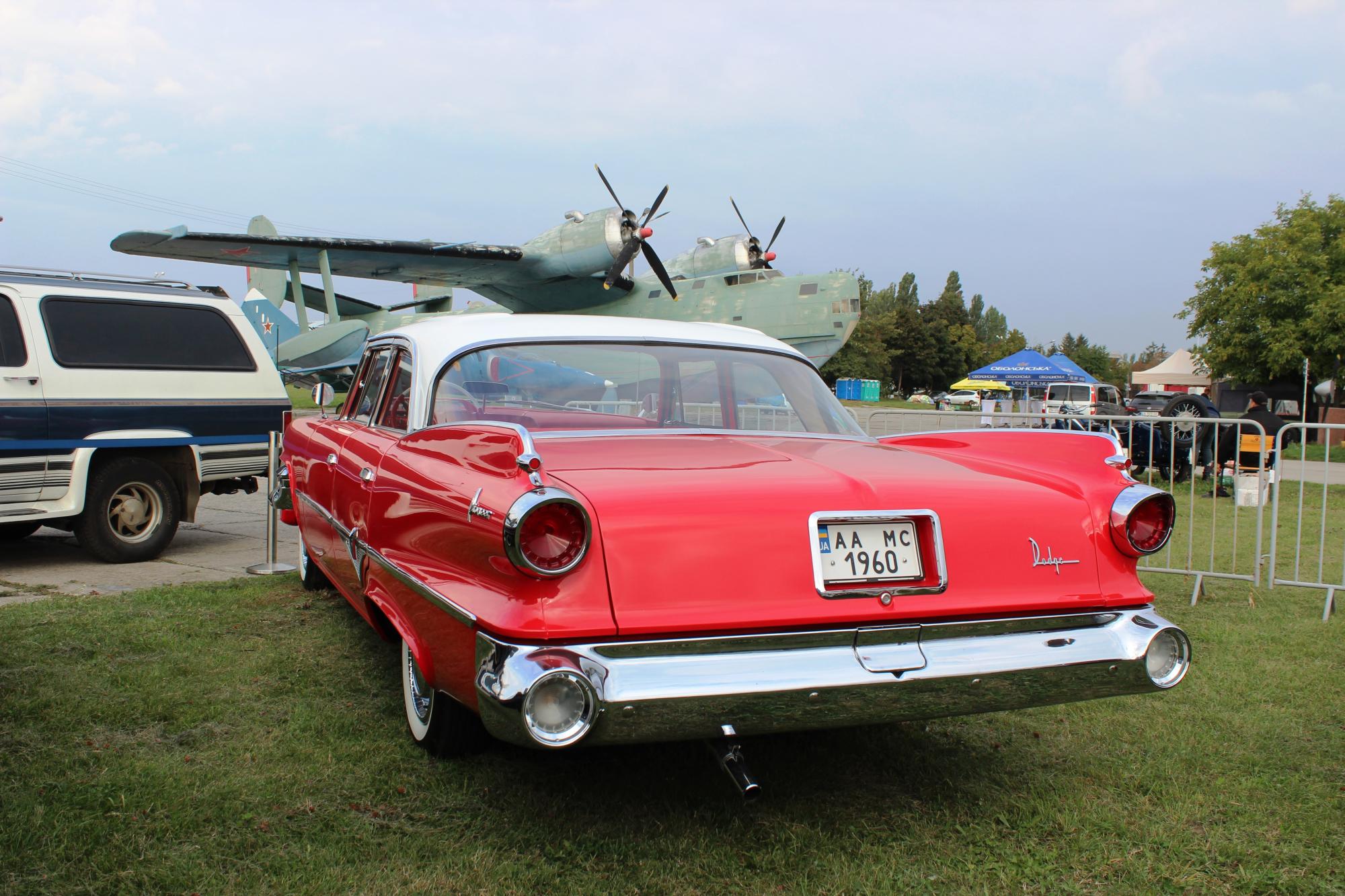 Велич Америки: найкрасивіші класичні авто з США на осінньому фестивалі OldCarLand в Києві