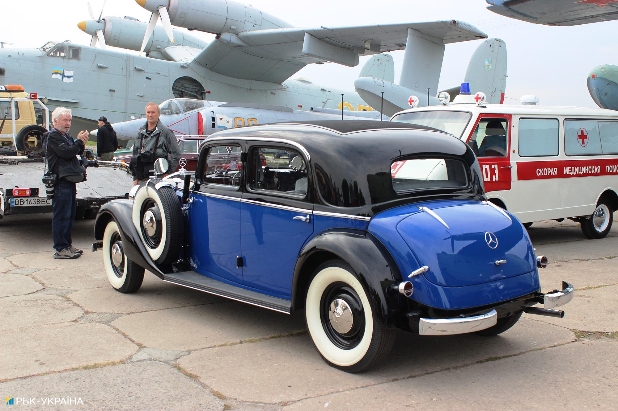 Ефектні 80-річні Mercedes-Benz привезли на фестиваль OldCarLand в Києві