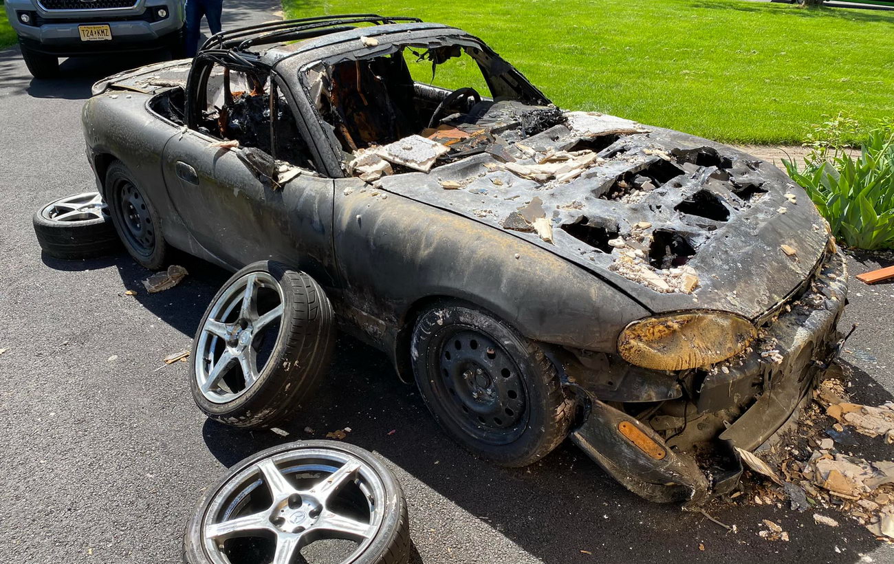 Зомбі на колесах: спорткар Mazda MX-5 продовжує їздити після сильної пожежі