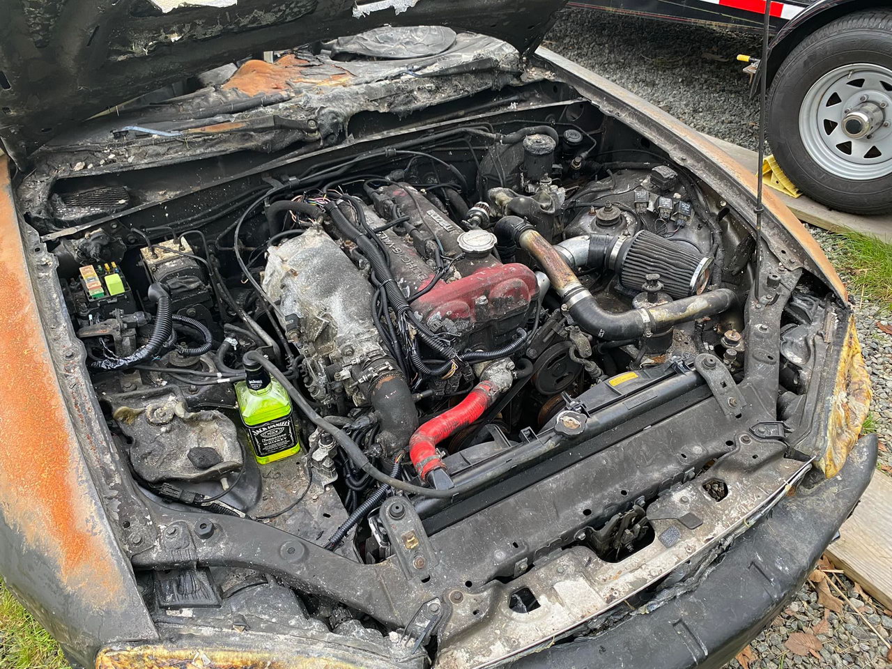 Зомбі на колесах: спорткар Mazda MX-5 продовжує їздити після сильної пожежі