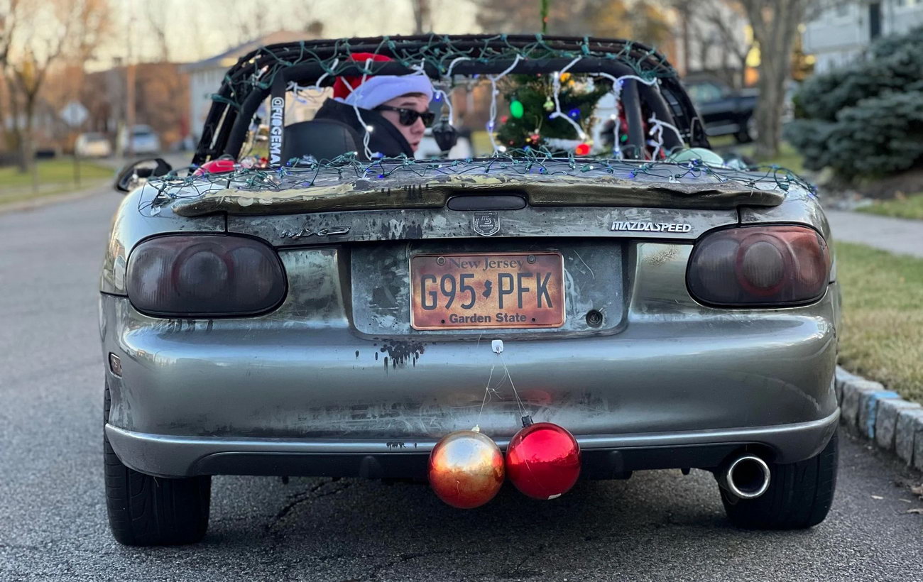 Зомбі на колесах: спорткар Mazda MX-5 продовжує їздити після сильної пожежі