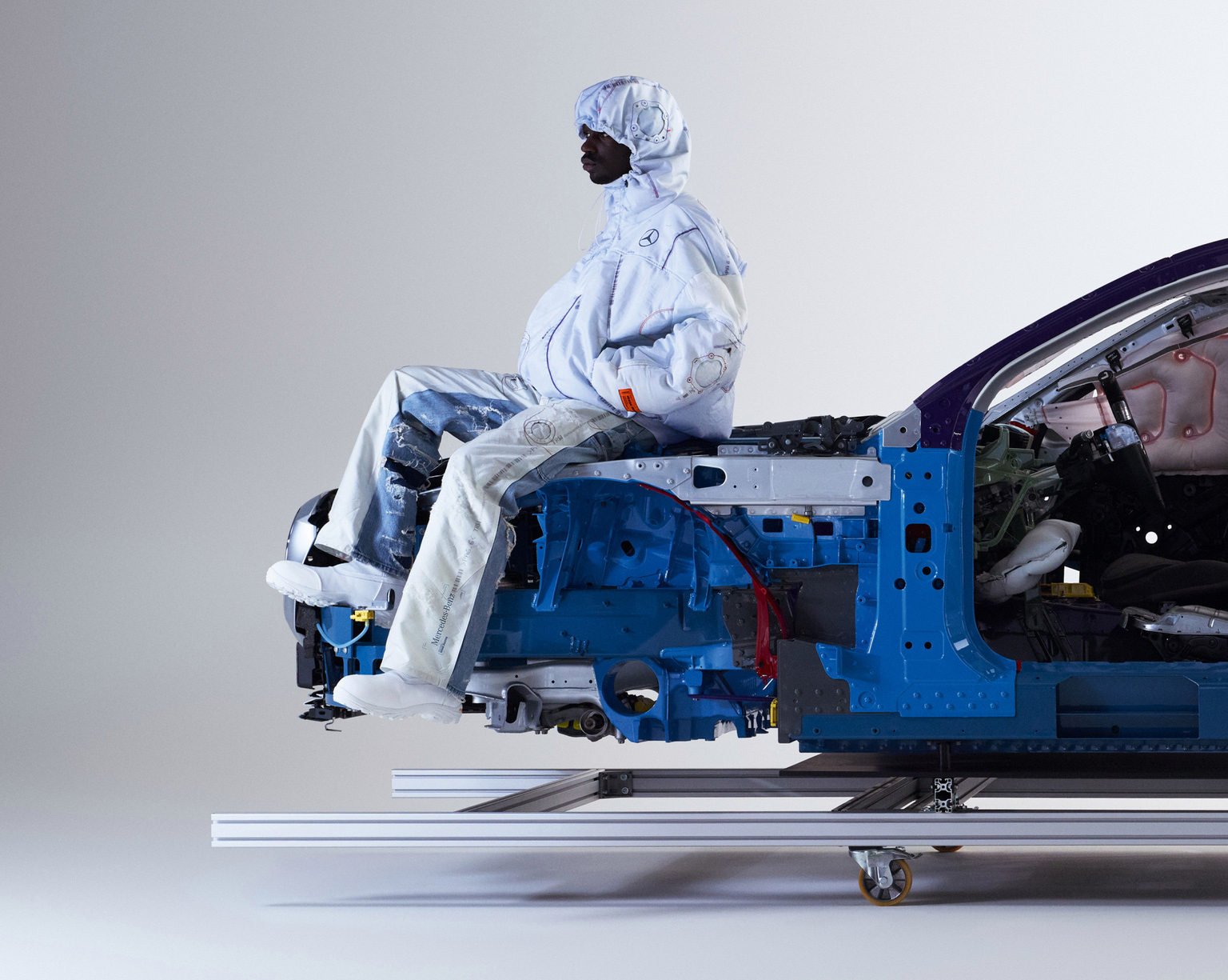 Mercedes зробив одяг з перероблених подушок безпеки