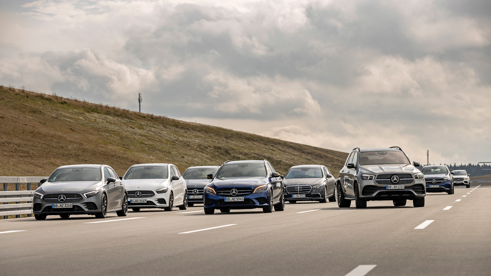 Побити Tesla її ж зброєю: Mercedes першим у Європі починає продаж машин з автопілотом