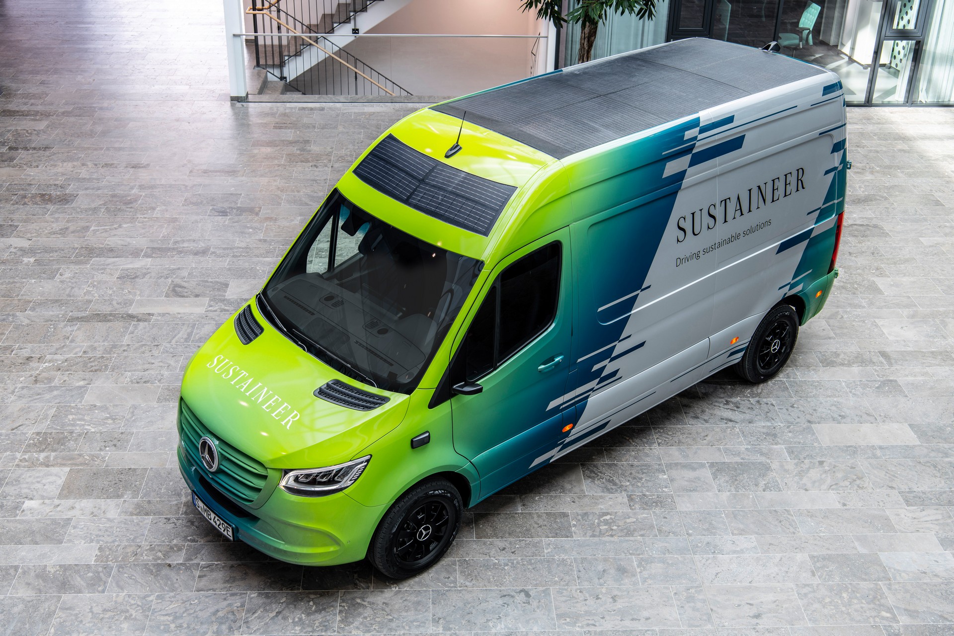 Електричний Mercedes-Benz Sprinter отримав унікальний ремінь безпеки з підігрівом