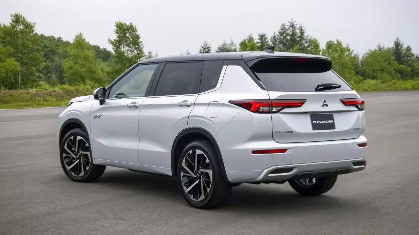 Не успевают собирать: спрос на новый Mitsubishi Outlander в 7 раз выше плана