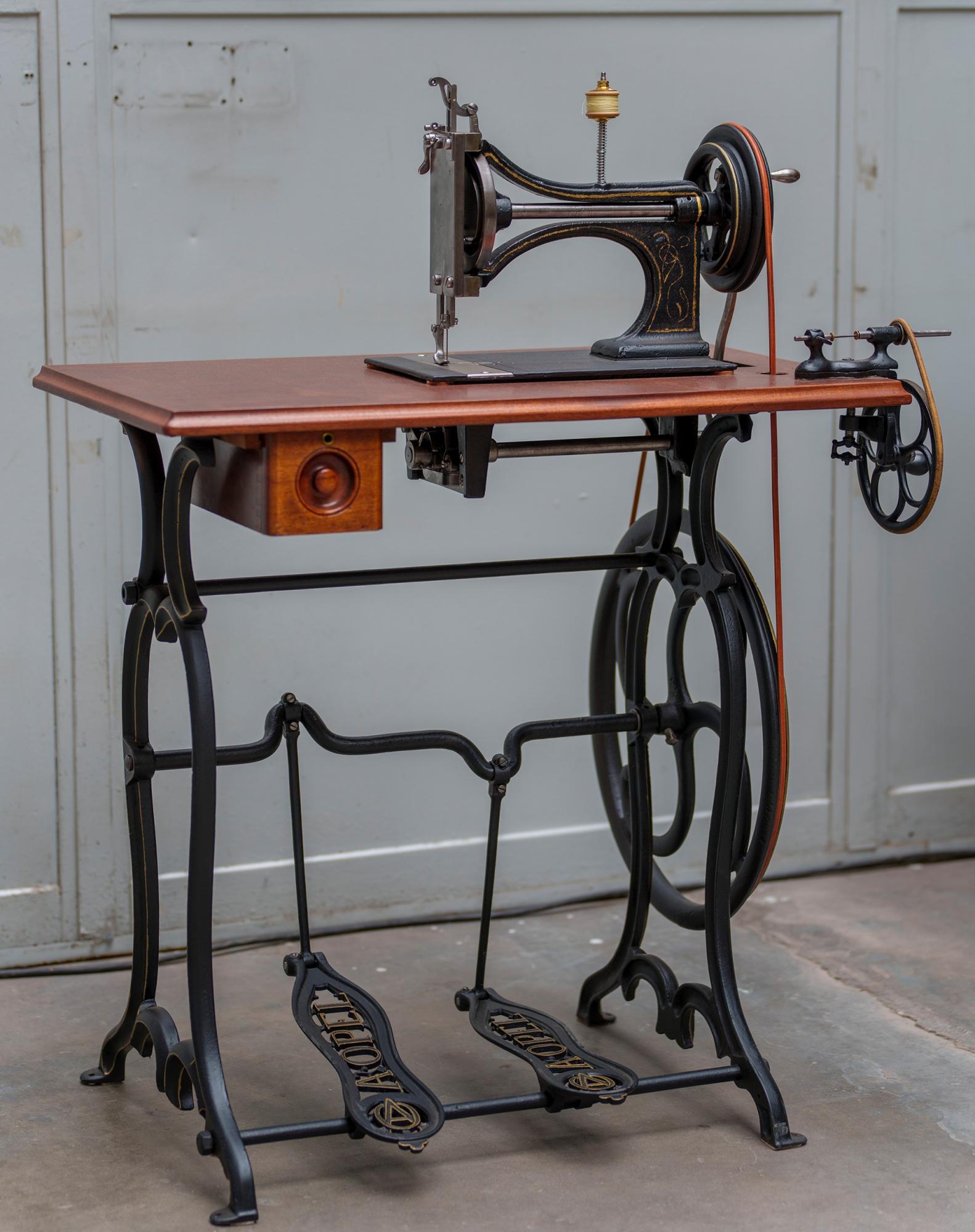 Швейні машинки і ковбаски. Що окрім машин виготовляли відомі автобренди