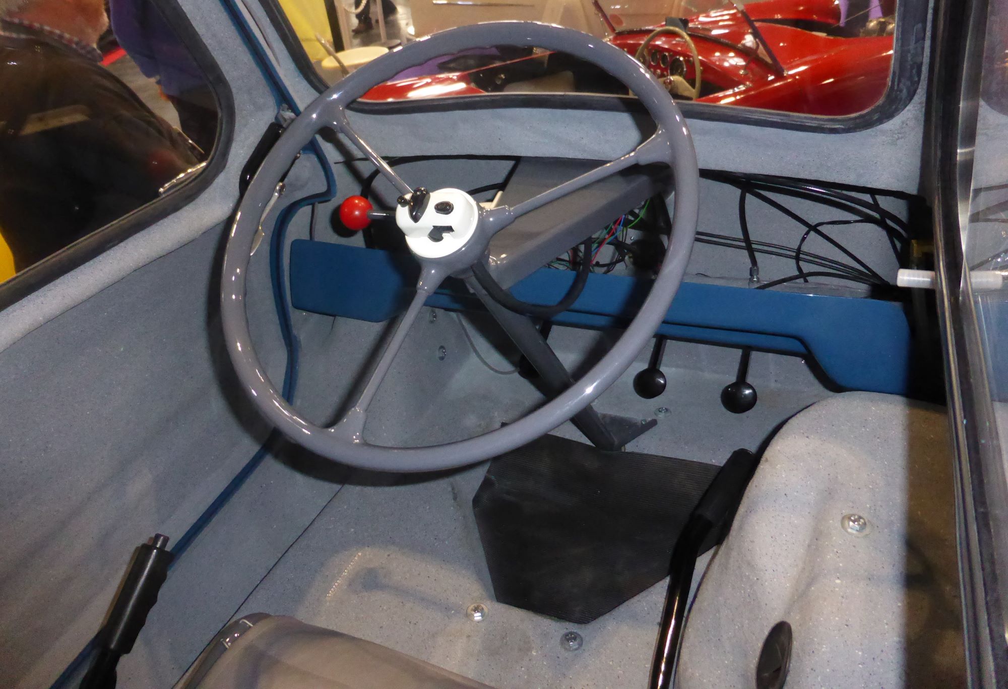 Найменший автомобіль у світі: поспівчуваємо водієві