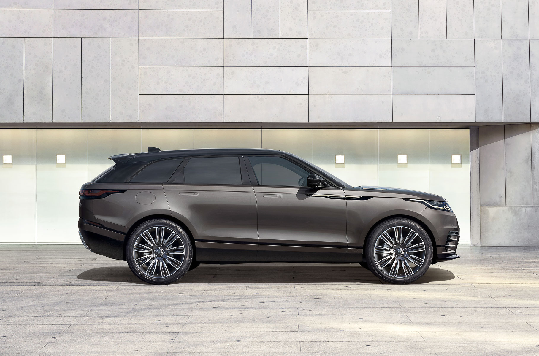 Хорошо, но мало: обновился кроссовер Range Rover Velar